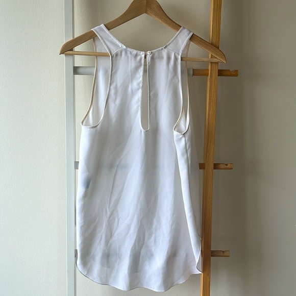 White sleeveless top - Picture 2 of 5